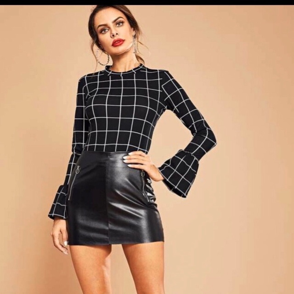 ✨HP✨Black/ White Bell Sleeve Grid Top